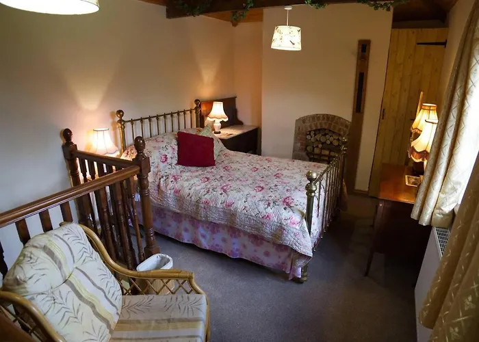 Cosy Secret Cottage In A Beautiful Walled Garden