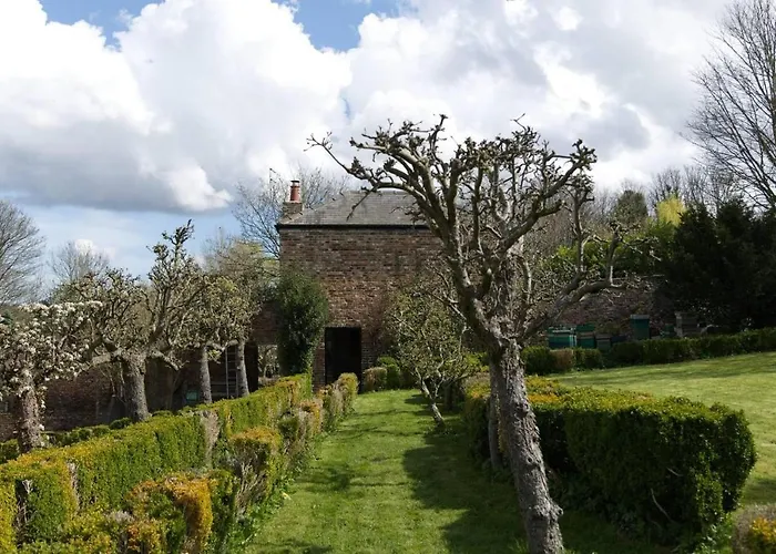 Cosy Secret Cottage In A Beautiful Walled Garden