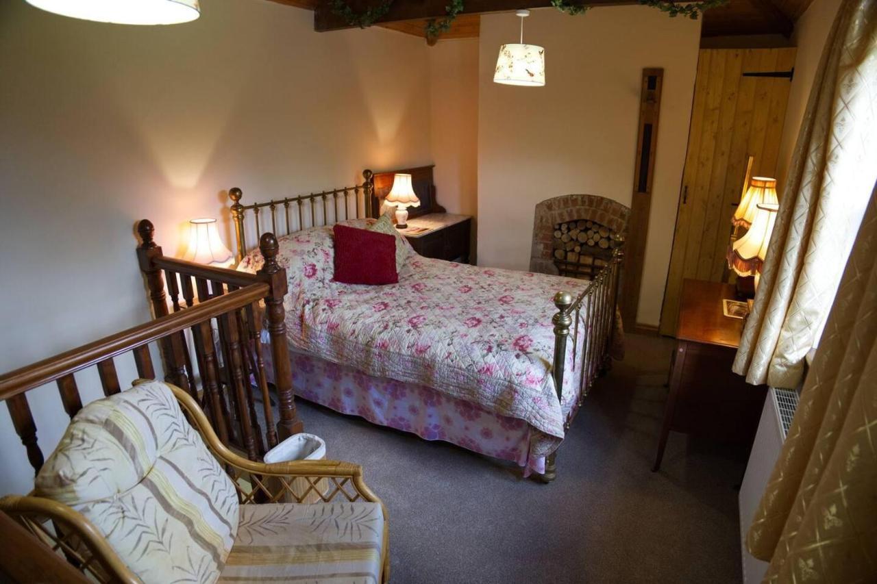 Cosy Secret In A Beautiful Walled Garden