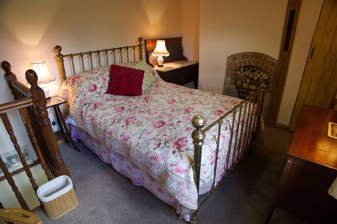 Cosy Secret In A Beautiful Walled Garden *