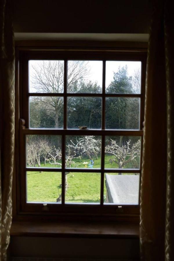 Cosy Secret In A Beautiful Walled Garden