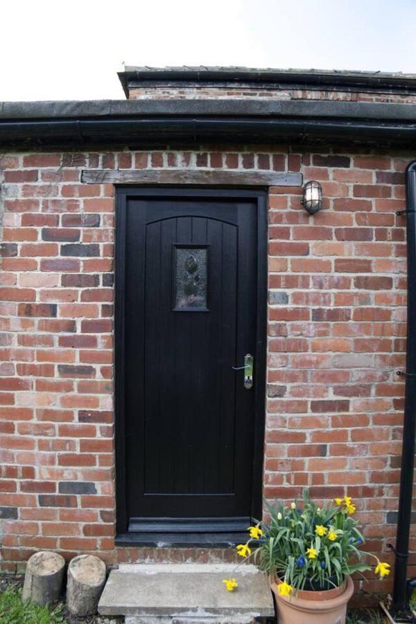 Cosy Secret In A Beautiful Walled Garden